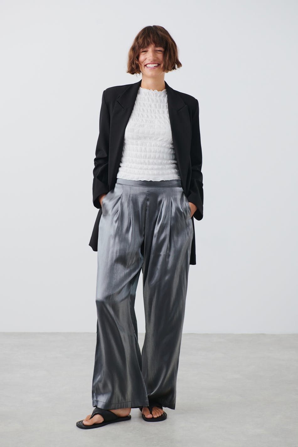 Läs mer om Gina Tricot - Fluid metallic trousers - wide - Silver - XL - Female
