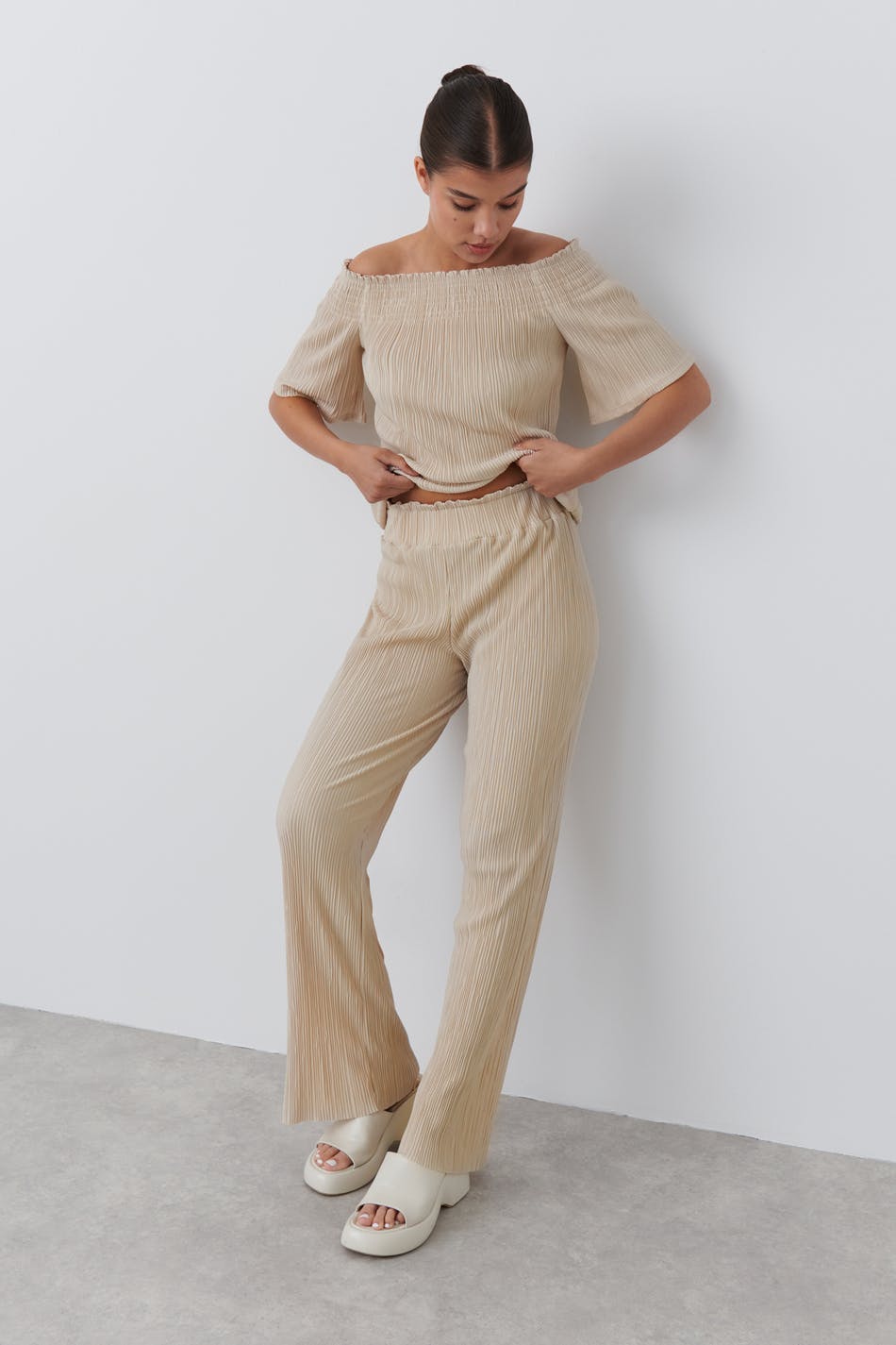 Läs mer om Gina Tricot - Plisse trousers - wide - Beige - XS - Female