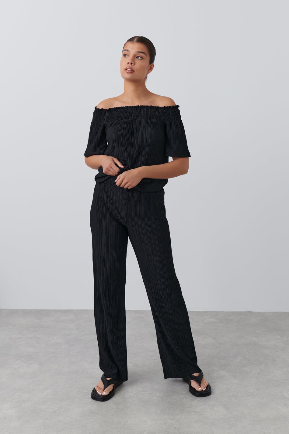 Läs mer om Gina Tricot - Plisse trousers - wide - Black - XL - Female