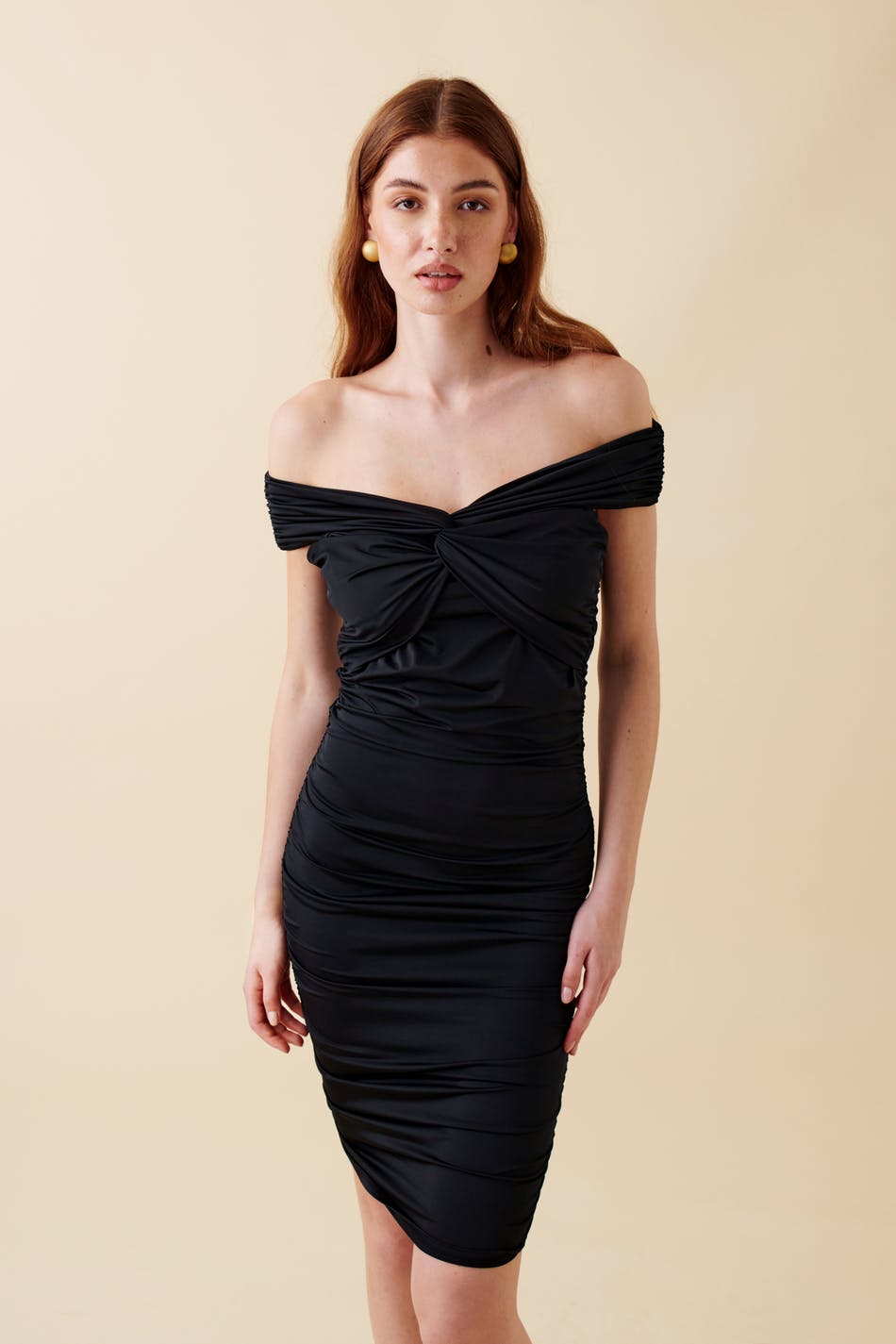 Läs mer om Gina Tricot - Twisted mini off shoulder dress - miniklänningar - Black - XL - Female
