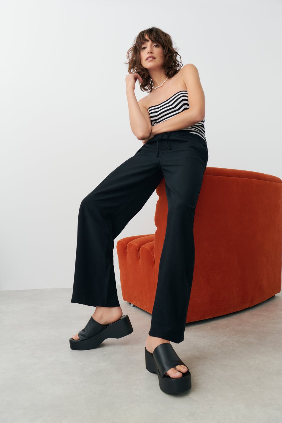 Läs mer om Gina Tricot - Linen mix trousers - linnebyxor - Black - M - Female