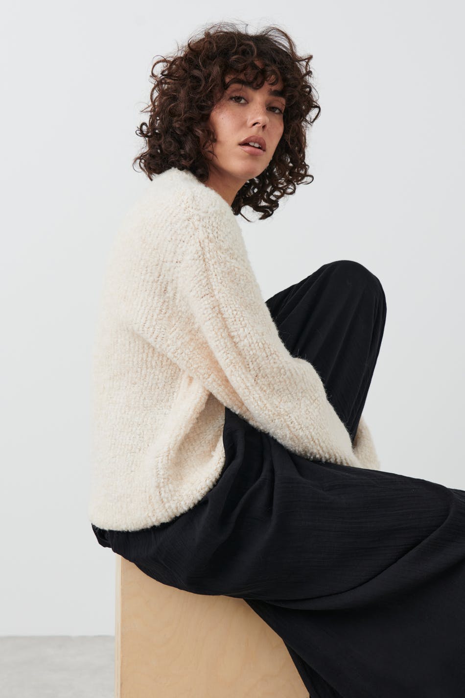 Läs mer om Gina Tricot - Knitted bouclé sweater - stickade tröjor - White - XS - Female