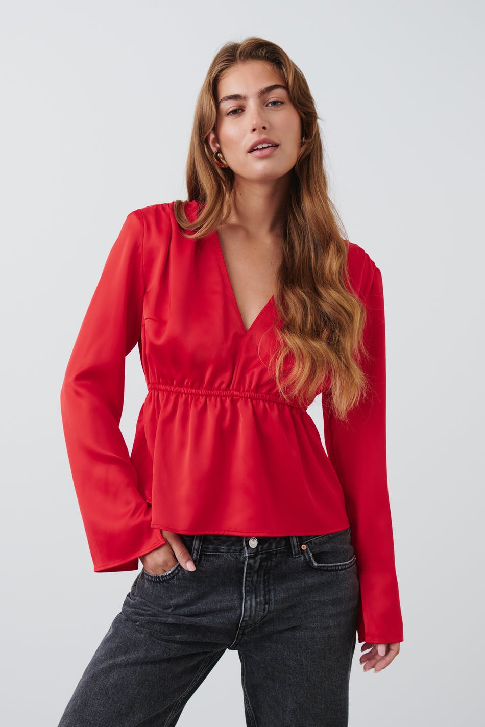 Läs mer om Gina Tricot - Shoulder pads blouse - satinskjortor - Red - S - Female
