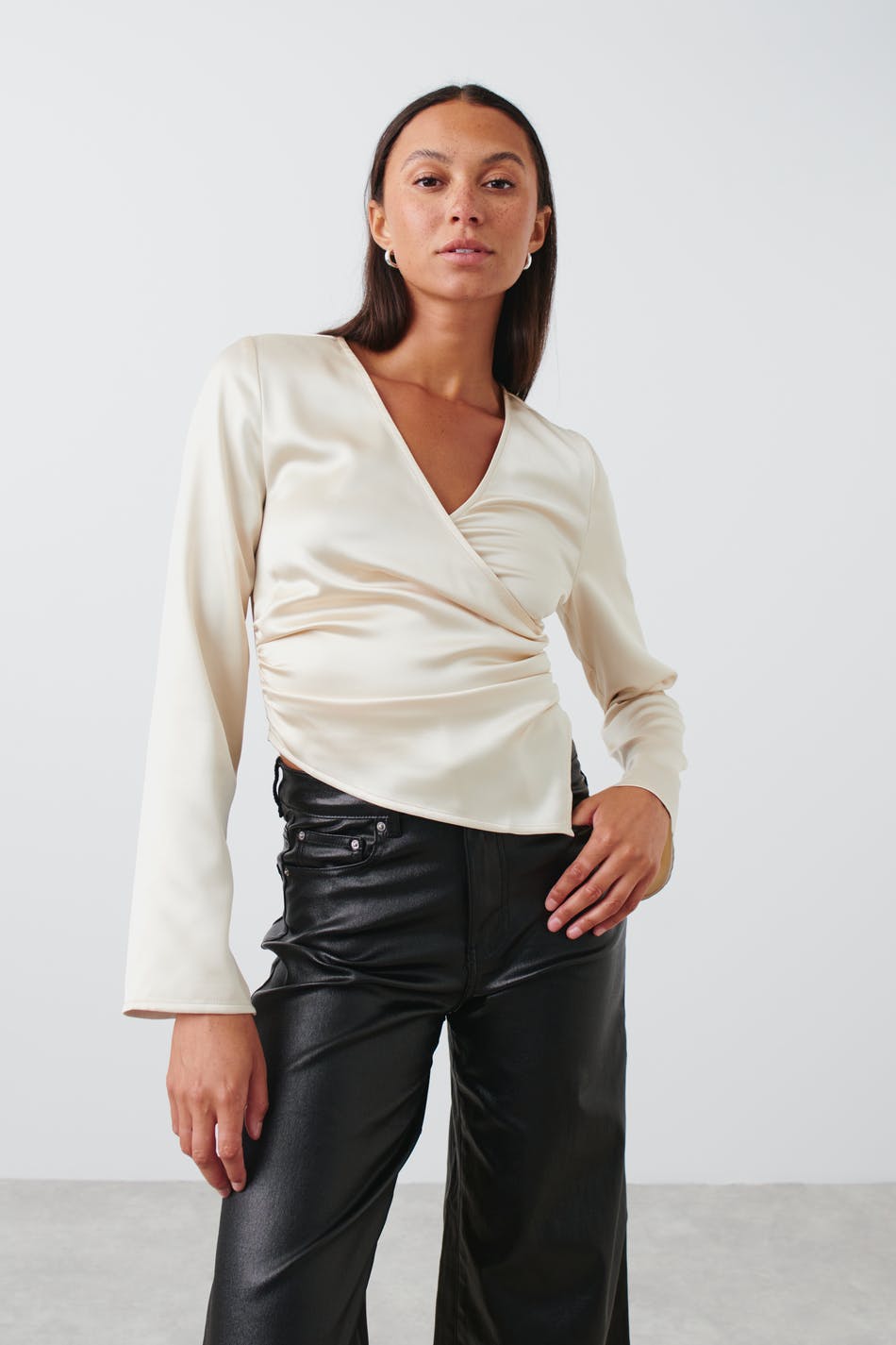 Läs mer om Gina Tricot - Wrap satin blouse - satinskjortor - Beige - XS - Female