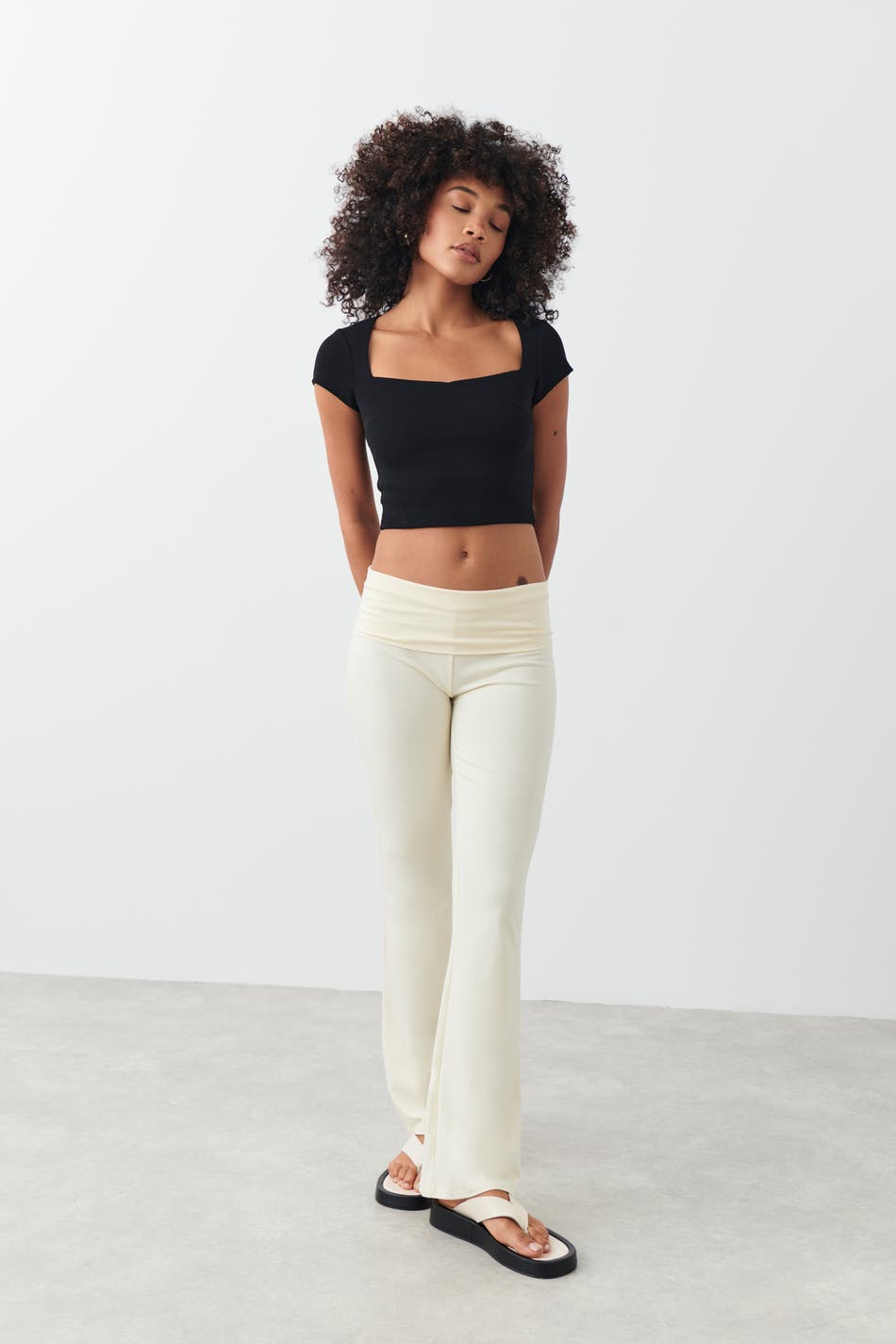 Läs mer om Gina Tricot - Soft touch folded flare trousers - Utsvängda byxor - White - XL - Female