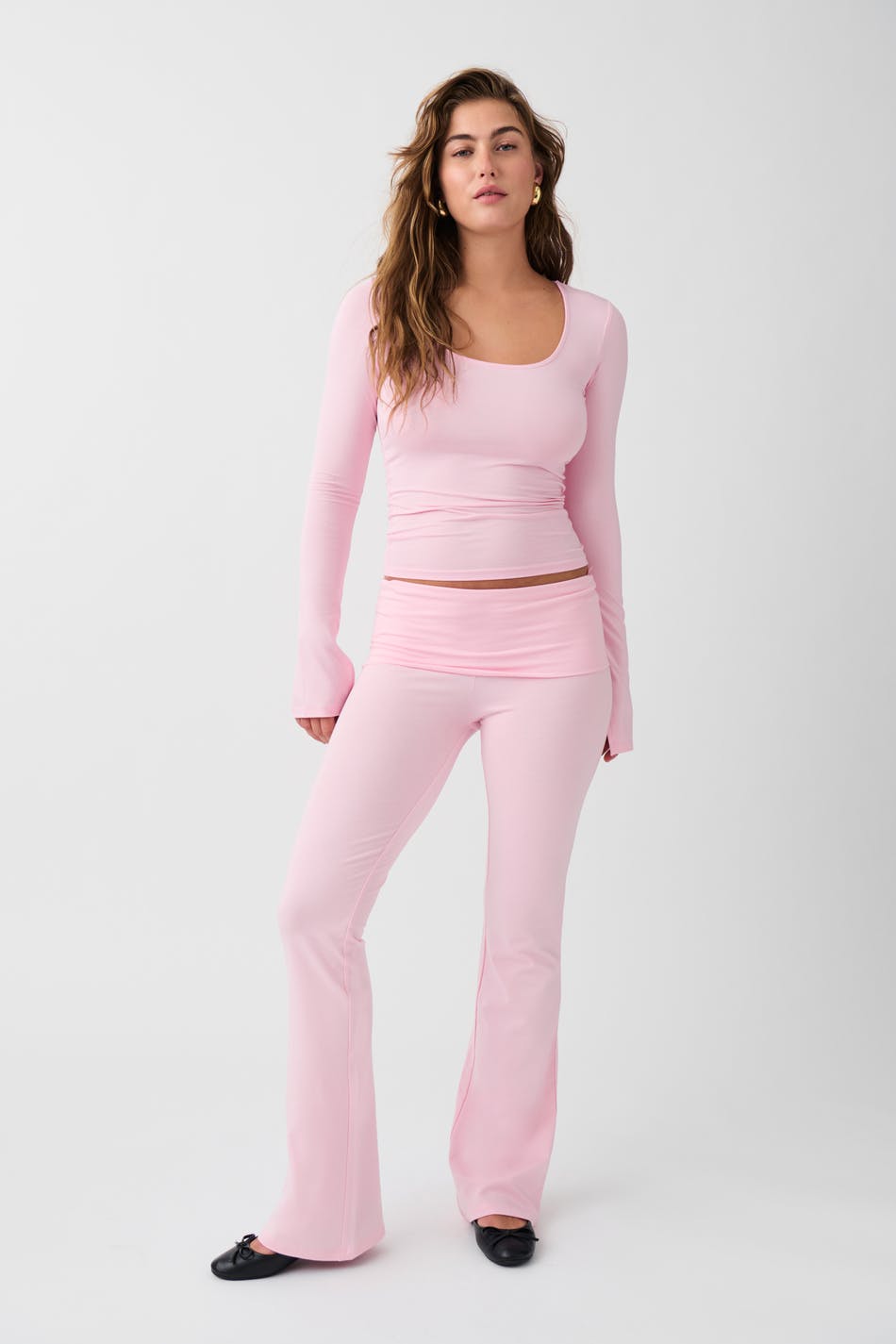 Läs mer om Gina Tricot - Soft touch folded flare trousers - yoga-pants - Pink - L - Female
