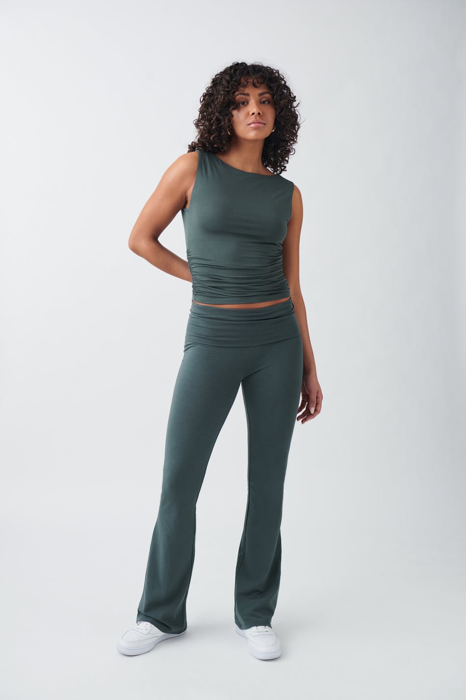 Läs mer om Gina Tricot - Soft touch folded flare trousers - yoga-pants - Green - L - Female
