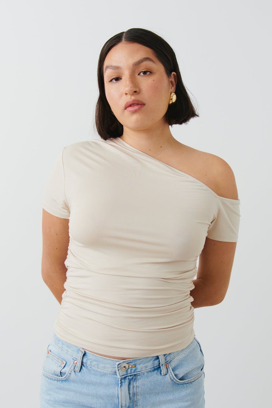 Läs mer om Gina Tricot - Soft touch asymmetric top - toppar - Beige - XL - Female
