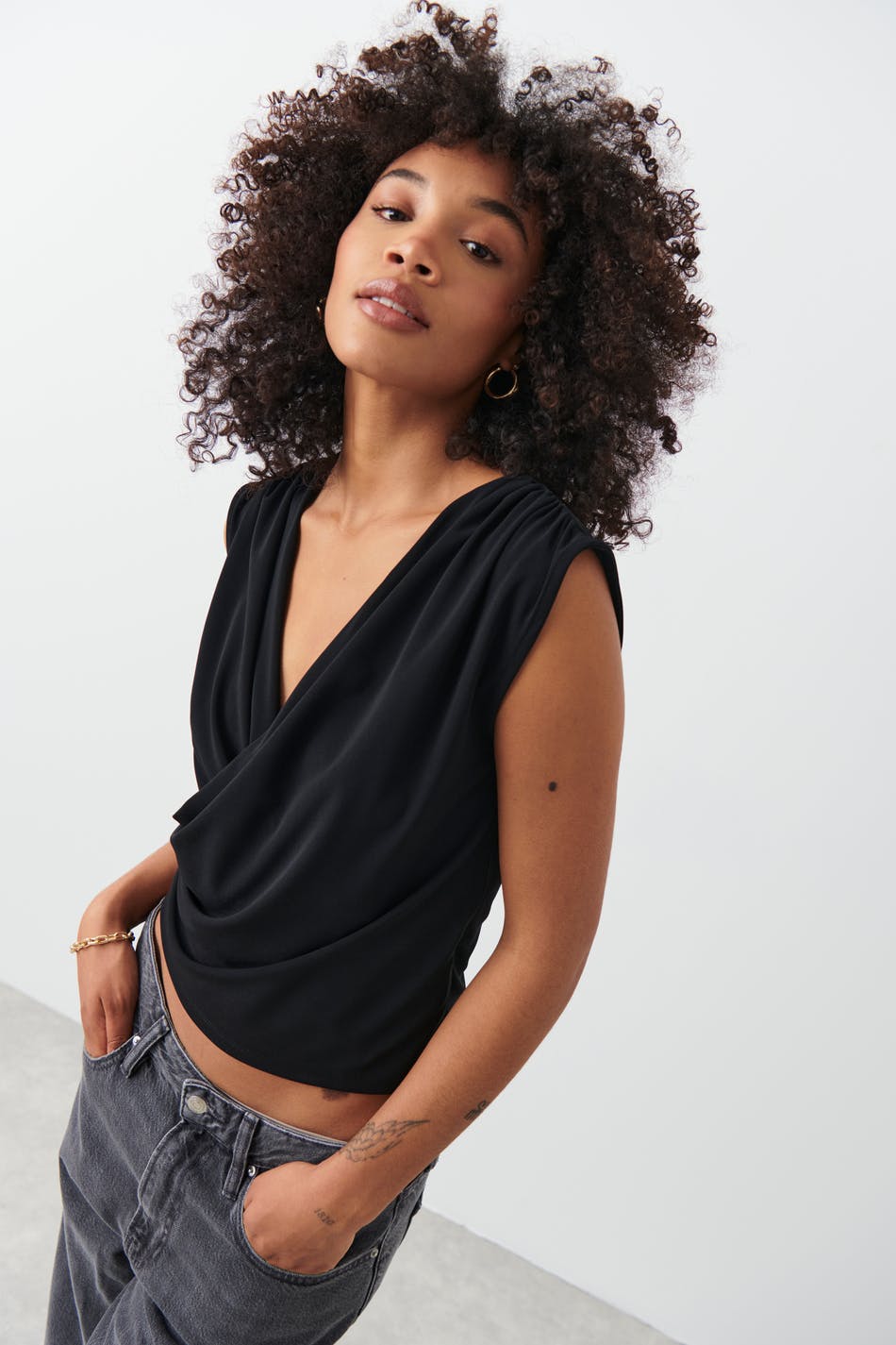 Läs mer om Gina Tricot - Drapy top - linnen - Black - XS - Female