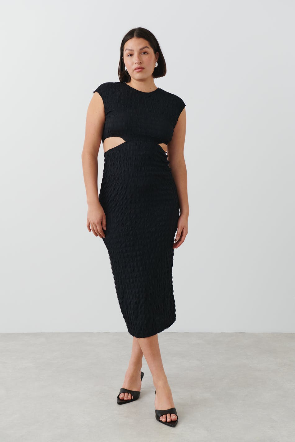 Läs mer om Gina Tricot - Cut out bubble dress - midiklänningar - Black - XL - Female