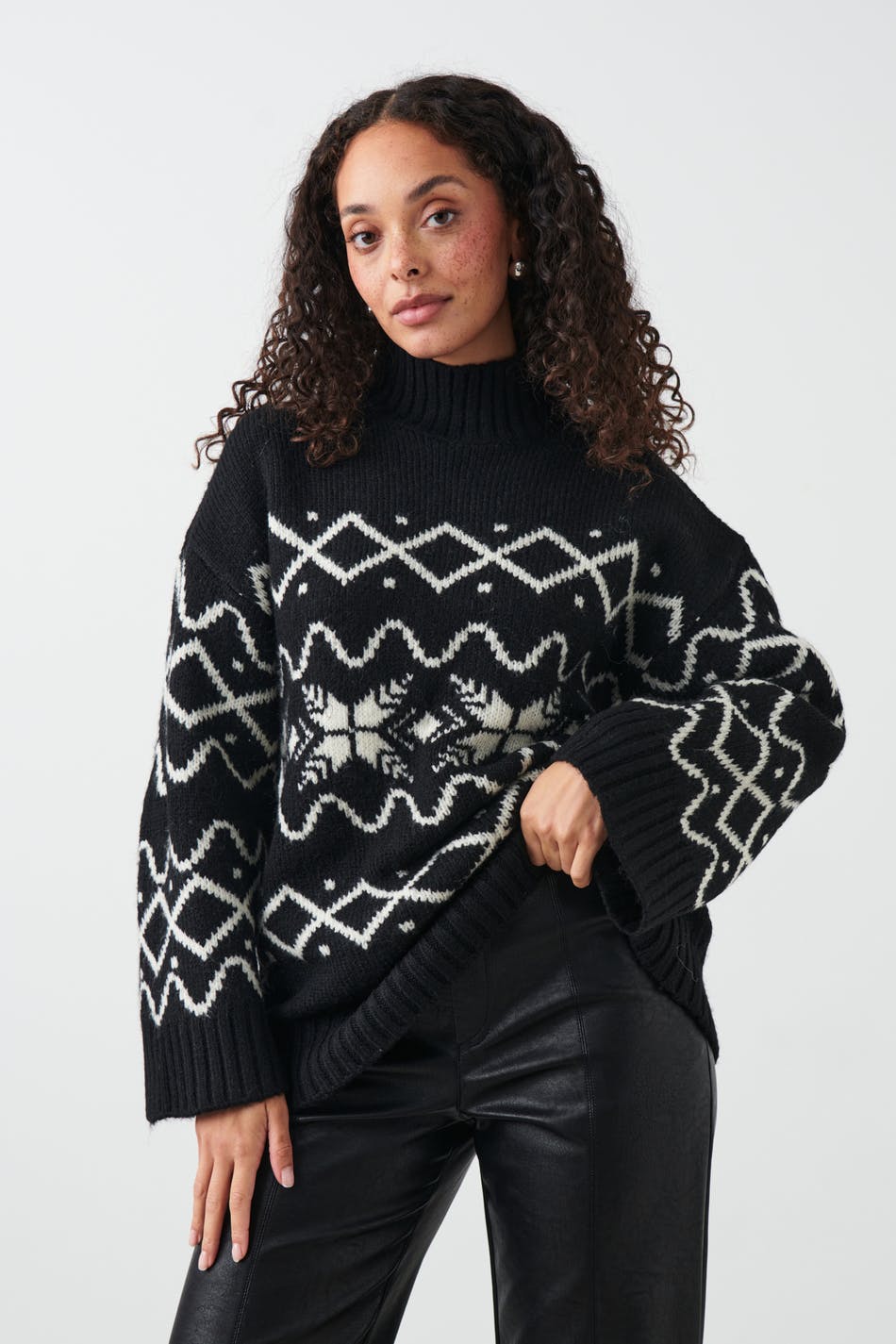 Läs mer om Gina Tricot - Jacquard knitted sweater - stickade tröjor - Black - M/L - Female