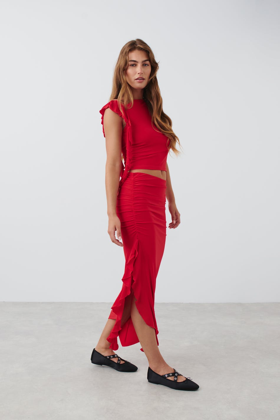 Läs mer om Gina Tricot - Rusched frill skirt - kjolar - Red - M - Female