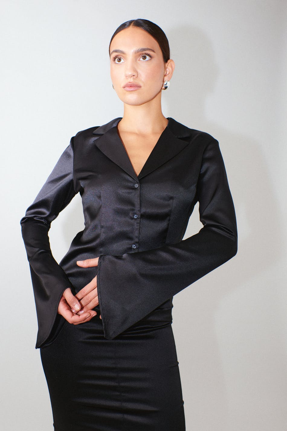Läs mer om Gina Tricot - Satin sleek shirt - satinskjortor - Black - 40 - Female