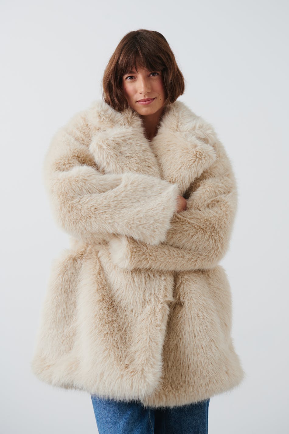 Läs mer om Gina Tricot - Faux fur jacket - fuskpälsjackor - Beige - XXL - Female