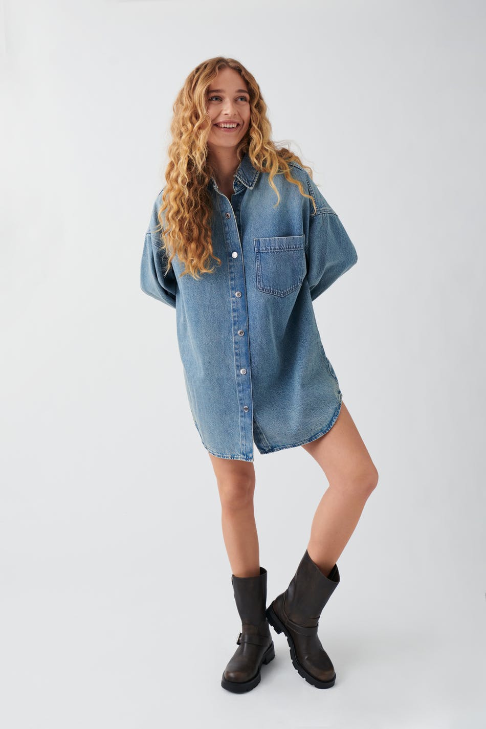 Läs mer om Gina Tricot - Long denim shirt - jeansskjortor - Blue - M - Female