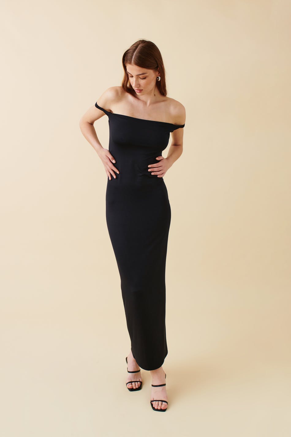 Läs mer om Gina Tricot - Twisted off shoulder maxi dress - långklänningar - Black - XL - Female