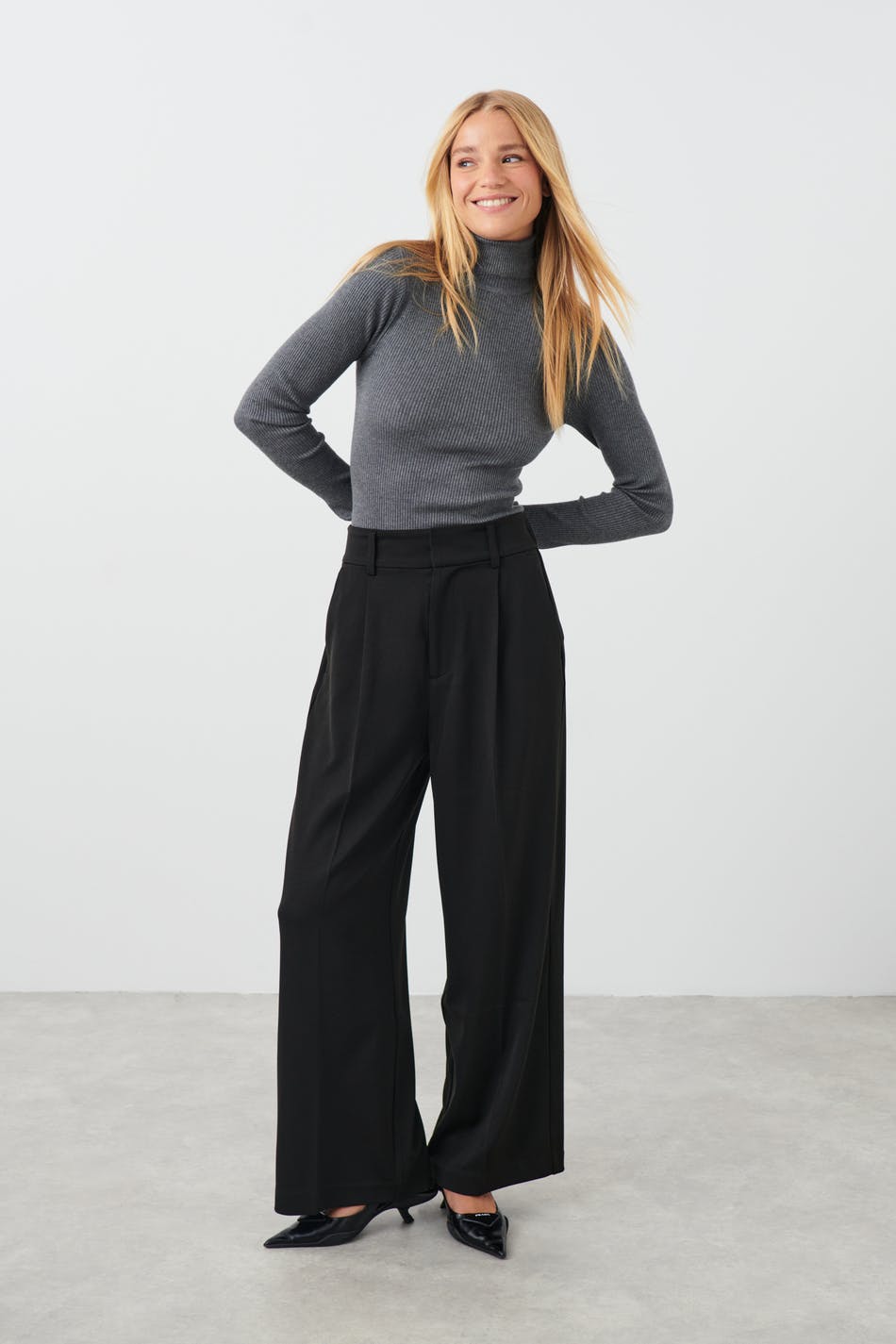 Gina Tricot - Soft tailored trousers - kostymbyxor - Black - XS - Female
