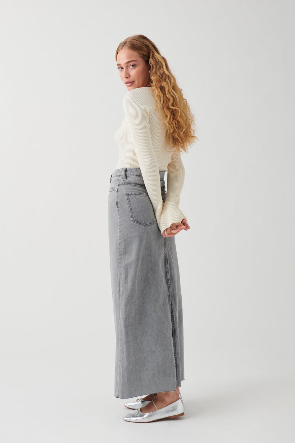 Läs mer om Gina Tricot - Double slit denim skirt - jeanskjolar - Grey - 44 - Female