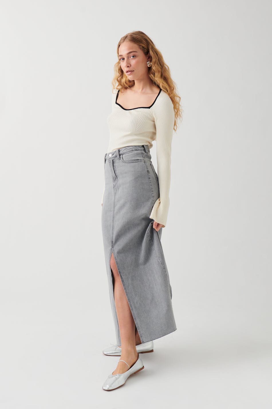 Leah' Denim Skirt in Light Grey FINAL SALE | Modest denim skirts, Feminine  skirt, Denim skirt outfits
