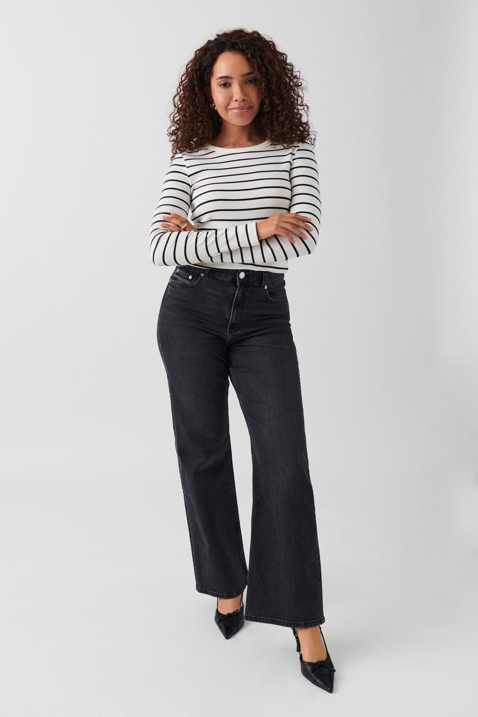 Läs mer om Gina Tricot - Comfy wide jeans - highwaist jeans - Black - 46 - Female