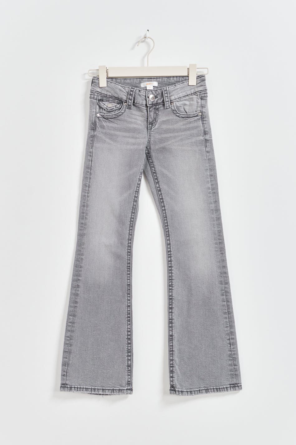 Läs mer om Gina Tricot - Chunky low flare jeans - wide jeans - Grey - 170 - Female