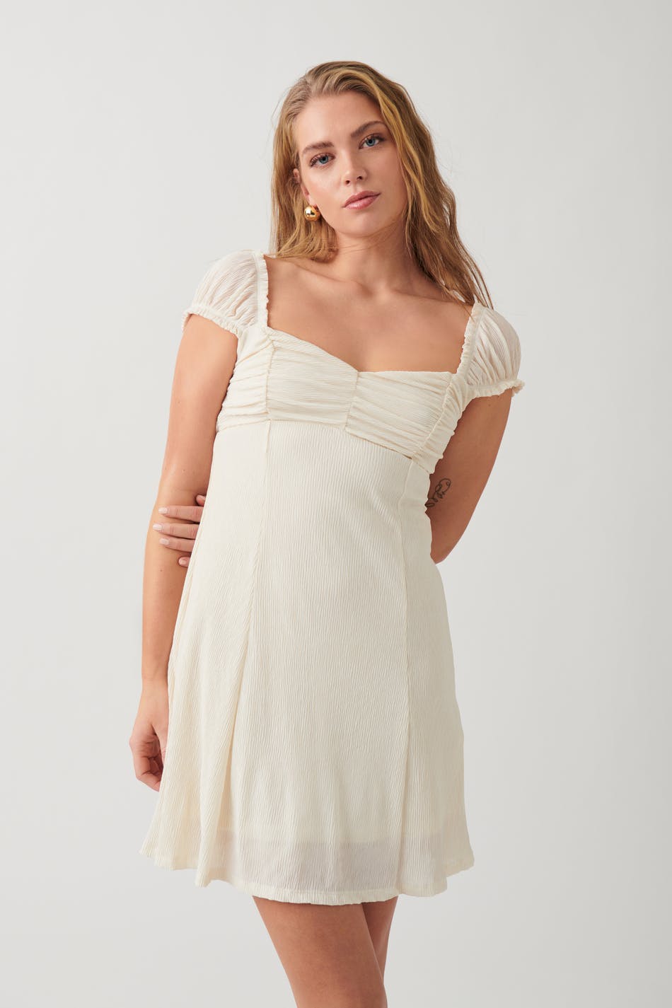 Gina Tricot - Crinkle mini dress - korte kjoler- White - XS - Female