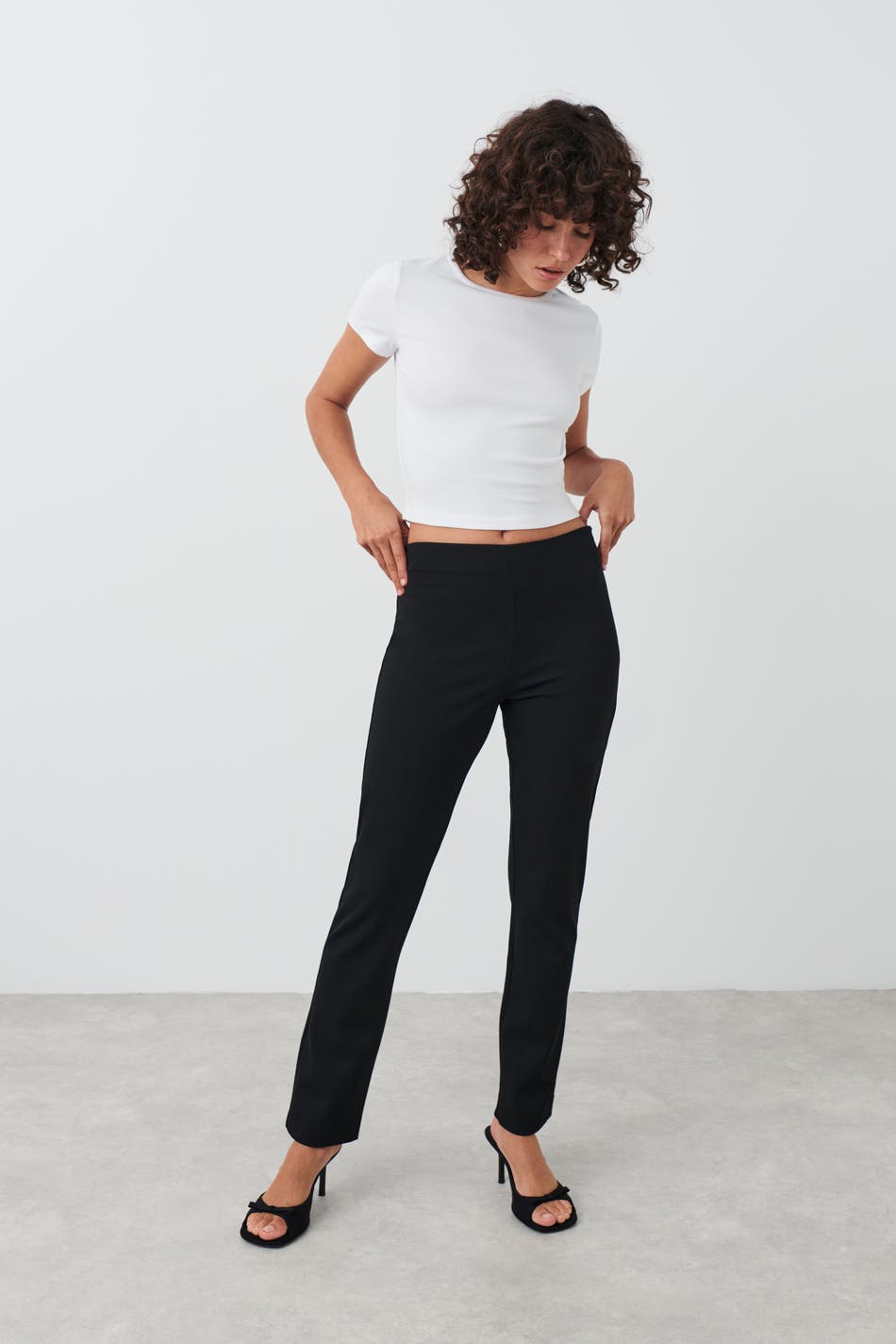Läs mer om Gina Tricot - Slim trousers - slim - Black - 32 - Female
