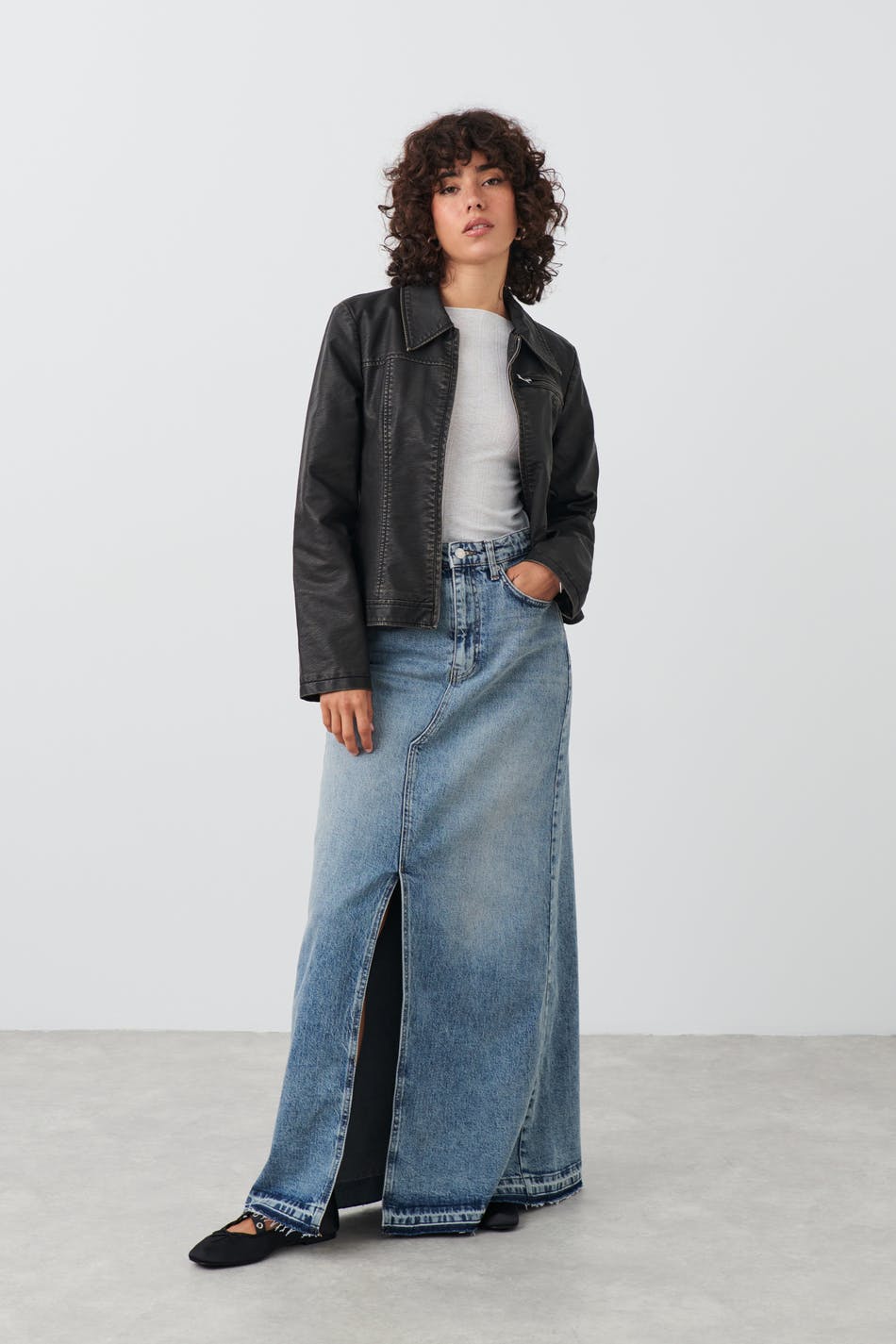 Läs mer om Gina Tricot - Denim slit skirt - jeanskjolar - Blue - 32 - Female