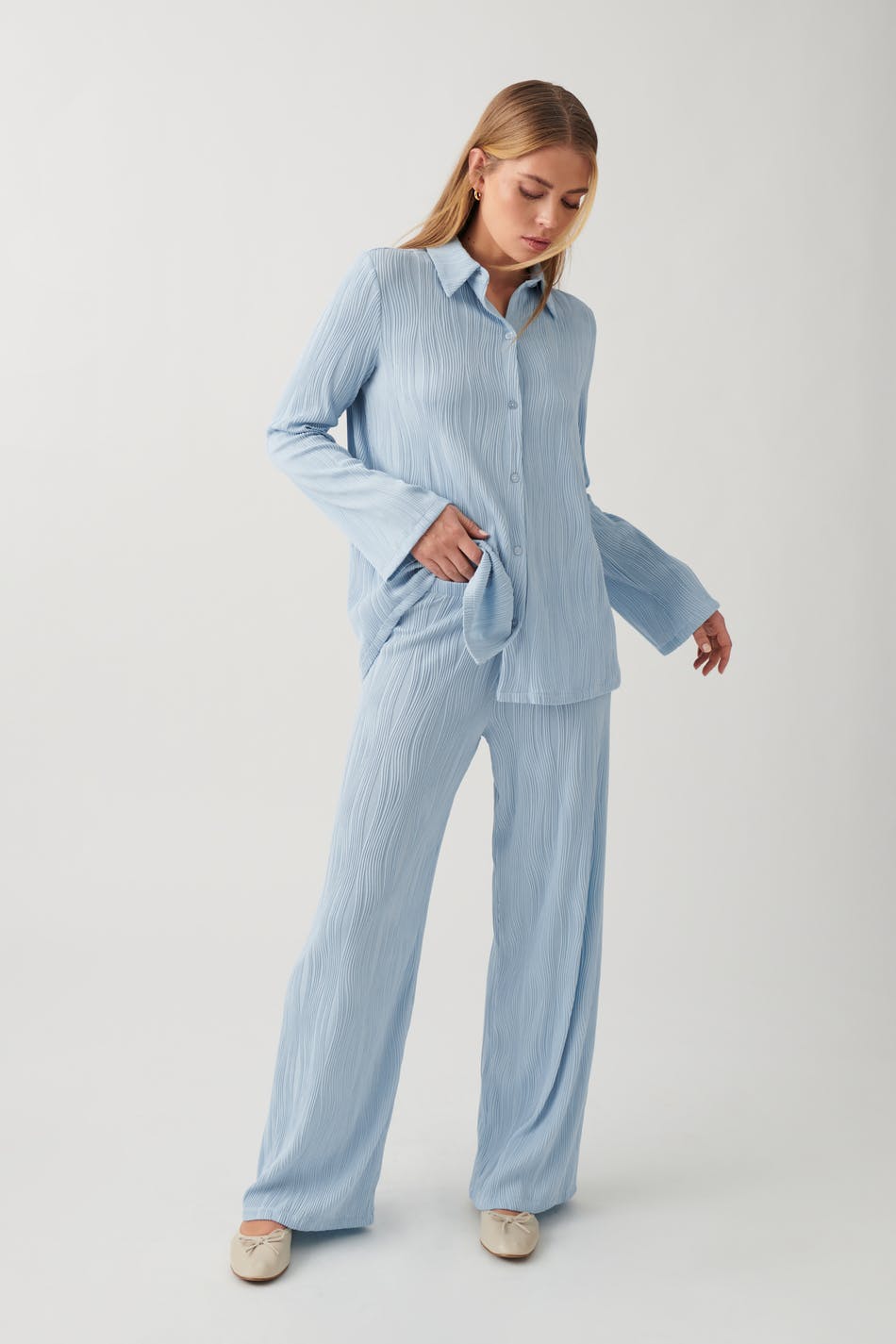 Läs mer om Gina Tricot - Structure trousers - wide - Blue - M - Female