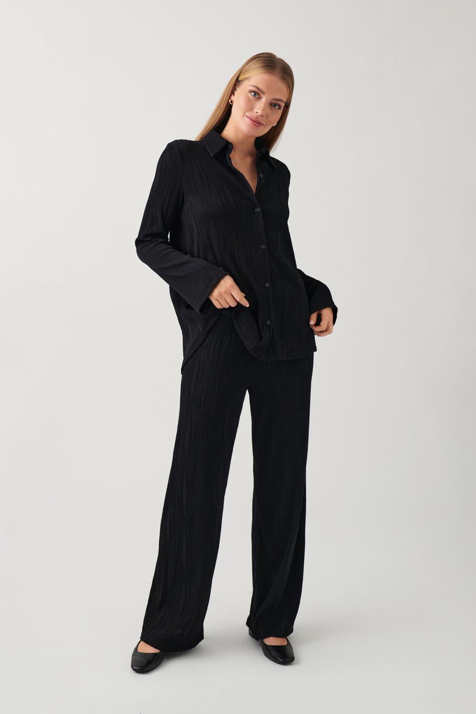 Läs mer om Gina Tricot - Structure trousers - byxor - Black - M - Female