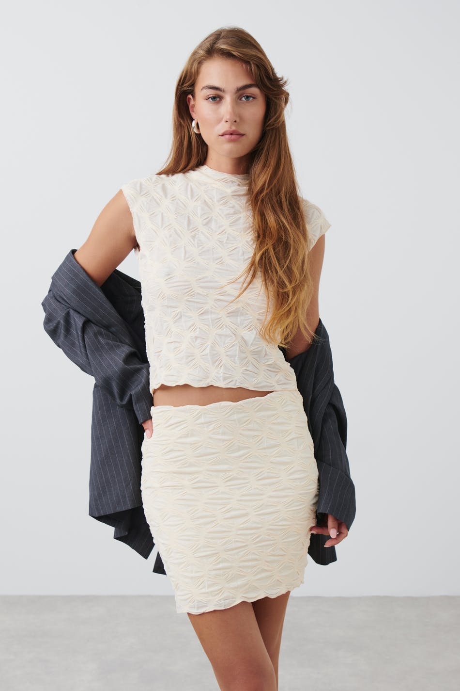 Läs mer om Gina Tricot - Textured mini skirt - minikjolar - White - XL - Female