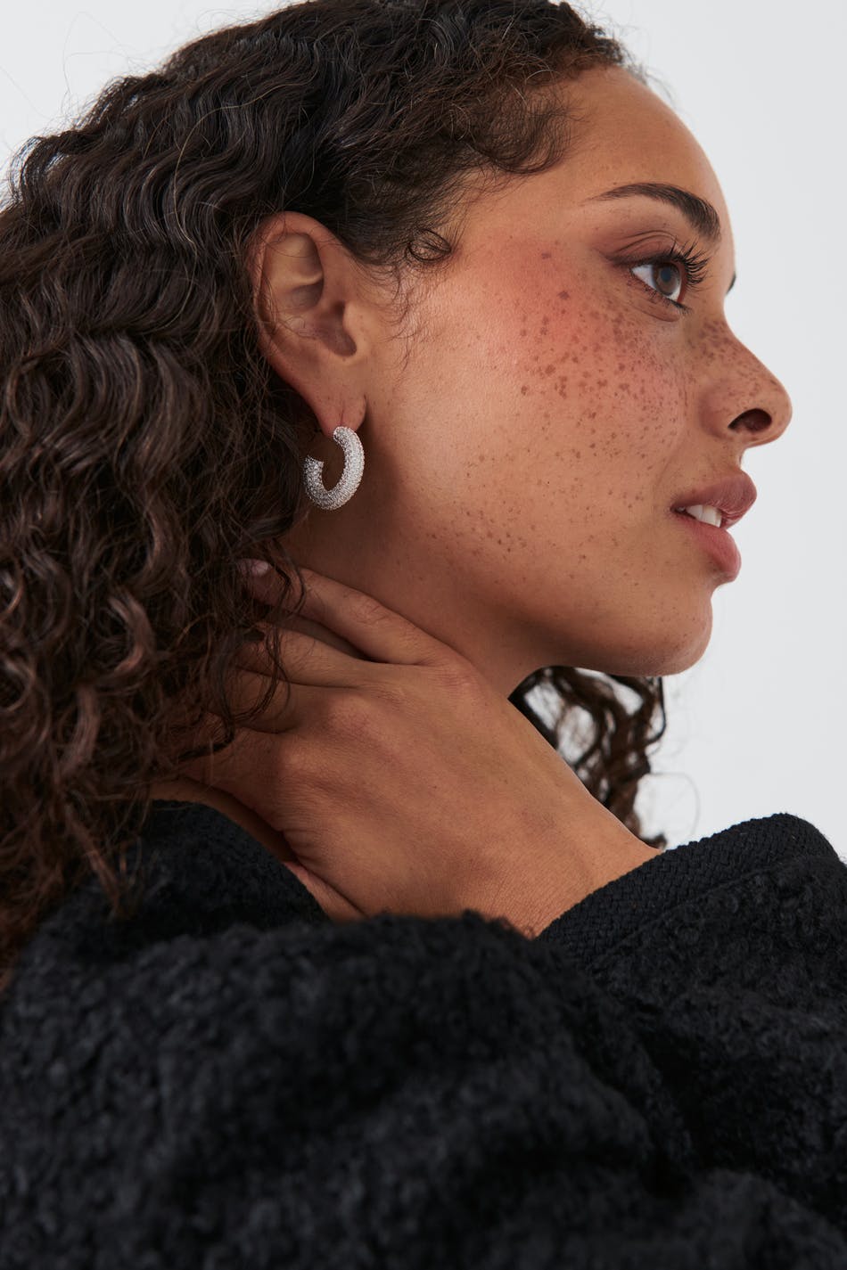 Läs mer om Gina Tricot - Pave hoops earrings - örhängen - Silver - ONESIZE - Female