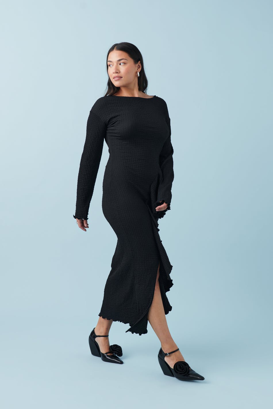 Läs mer om Gina Tricot - Wide sleeve ruffle dress - långklänningar - Black - L - Female