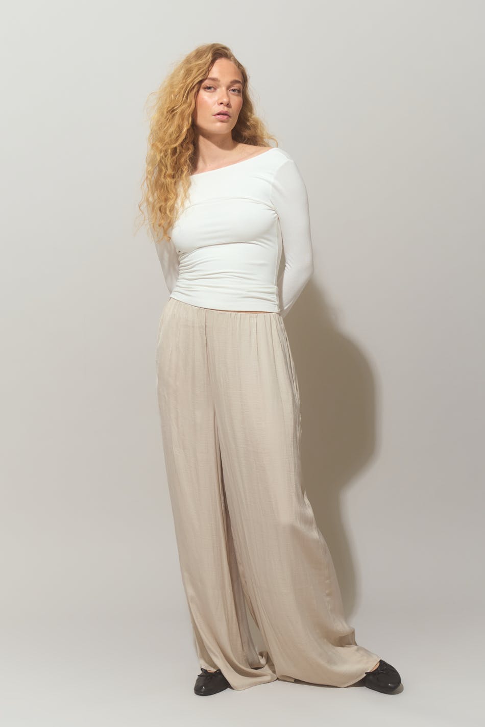  Gina Tricot- Wide satin trousers - straight- Beige - 38- Female