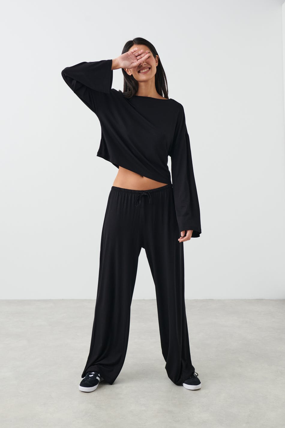 Läs mer om Gina Tricot - drawstring wide trousers - wide - Black - XS - Female