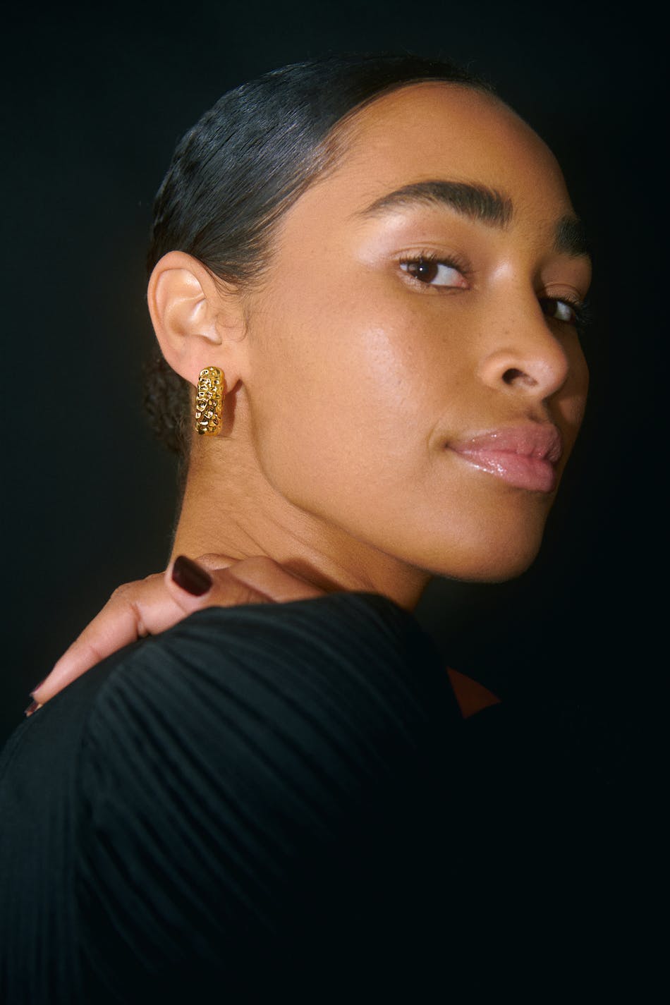 Gina Tricot - Crinkled gold hoops earrings - örhängen - Gold - ONESIZE - Female