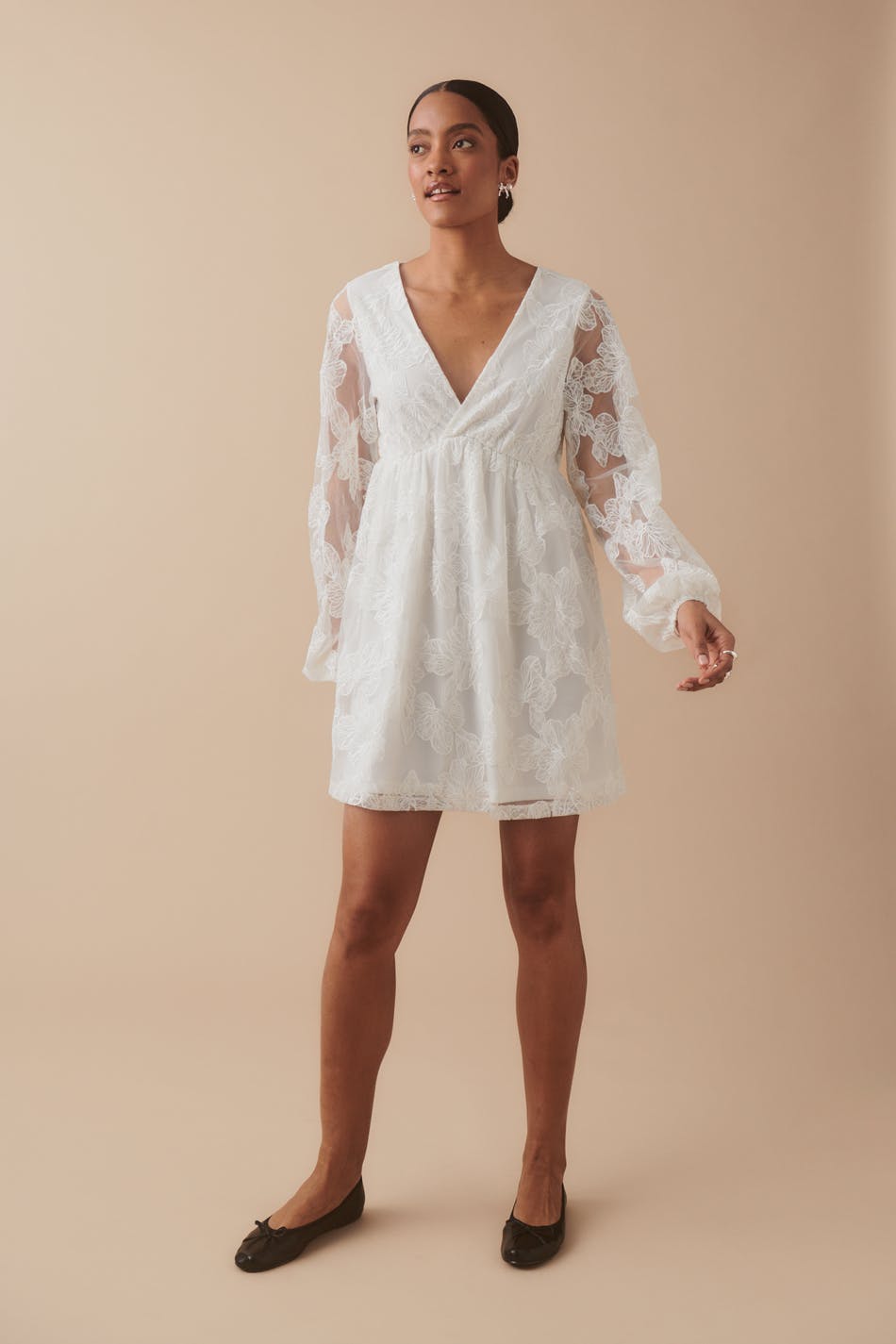 Gina Tricot - Floral loose fit mini dress - midiklänningar - White - S - Female