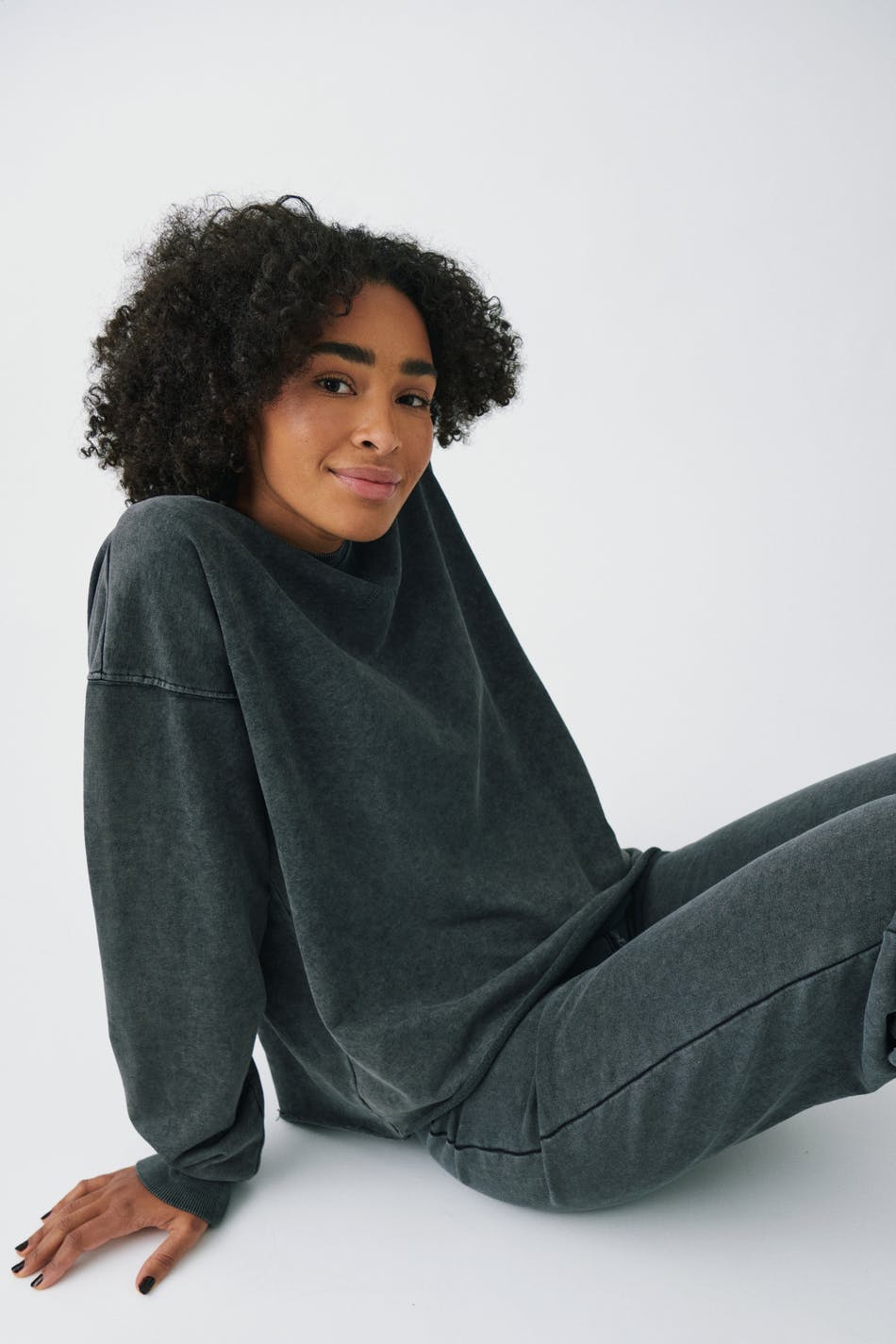 Läs mer om Gina Tricot - Washed sweater - collegetröjor - Black - S - Female
