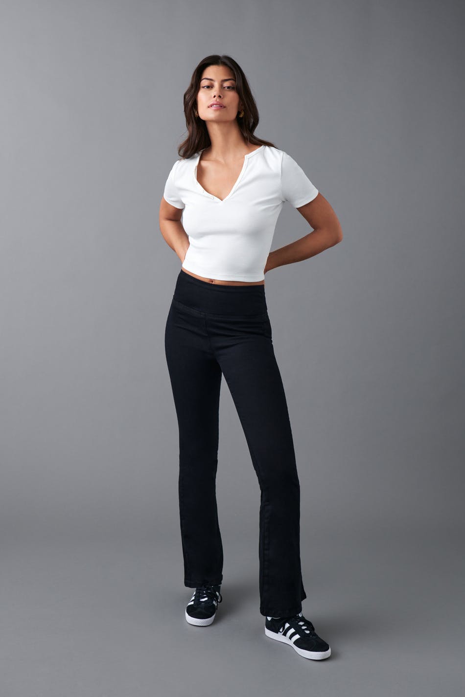Läs mer om Gina Tricot - Soft flare jeans - flare & wide jeans - Black - M - Female