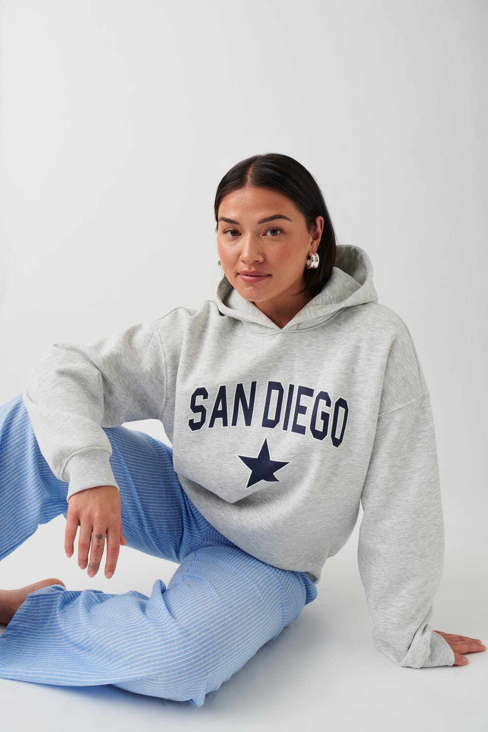 Läs mer om Gina Tricot - Printed hoodie - hoodies - Grey - XL - Female