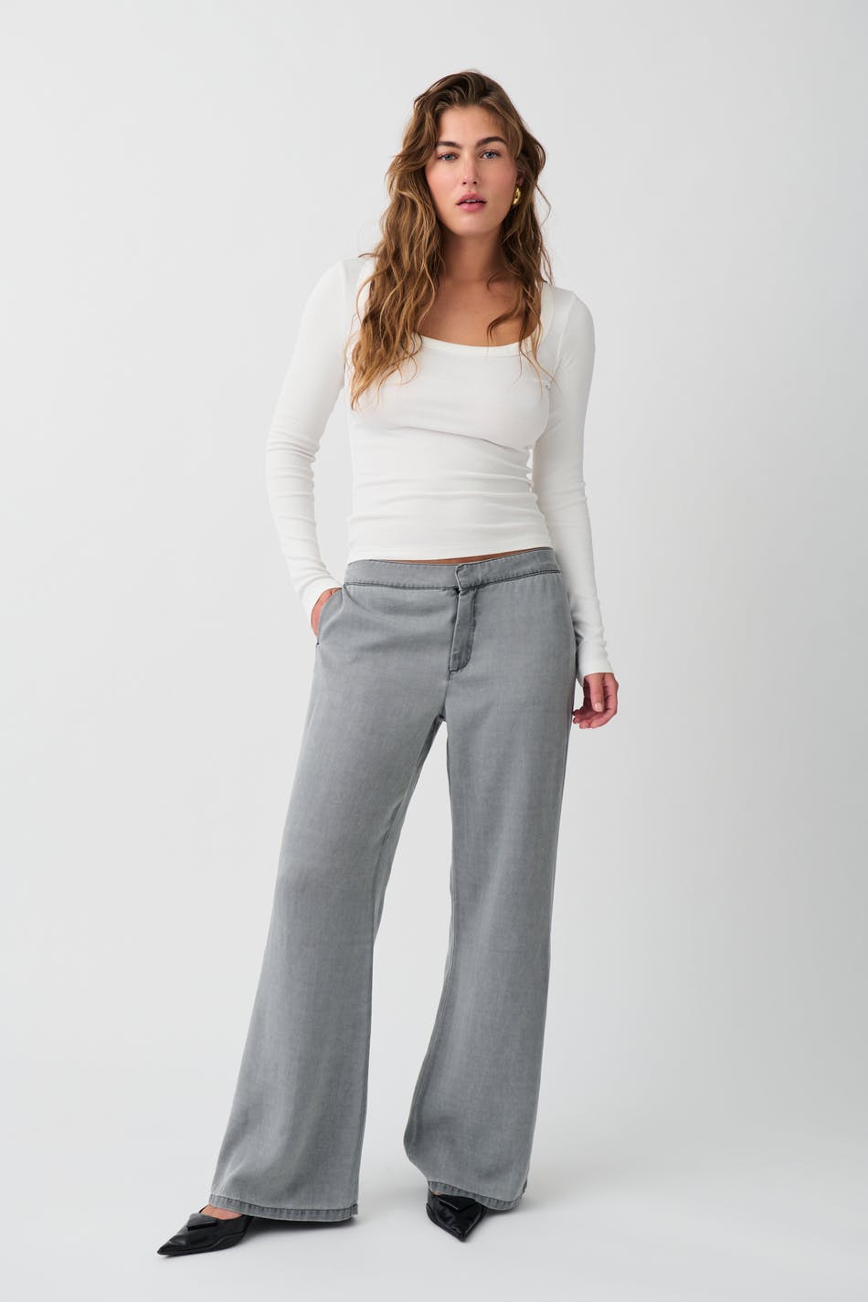 Gina Tricot - Fluid flare trousers - Utsvängda byxor - Grey - 42 - Female