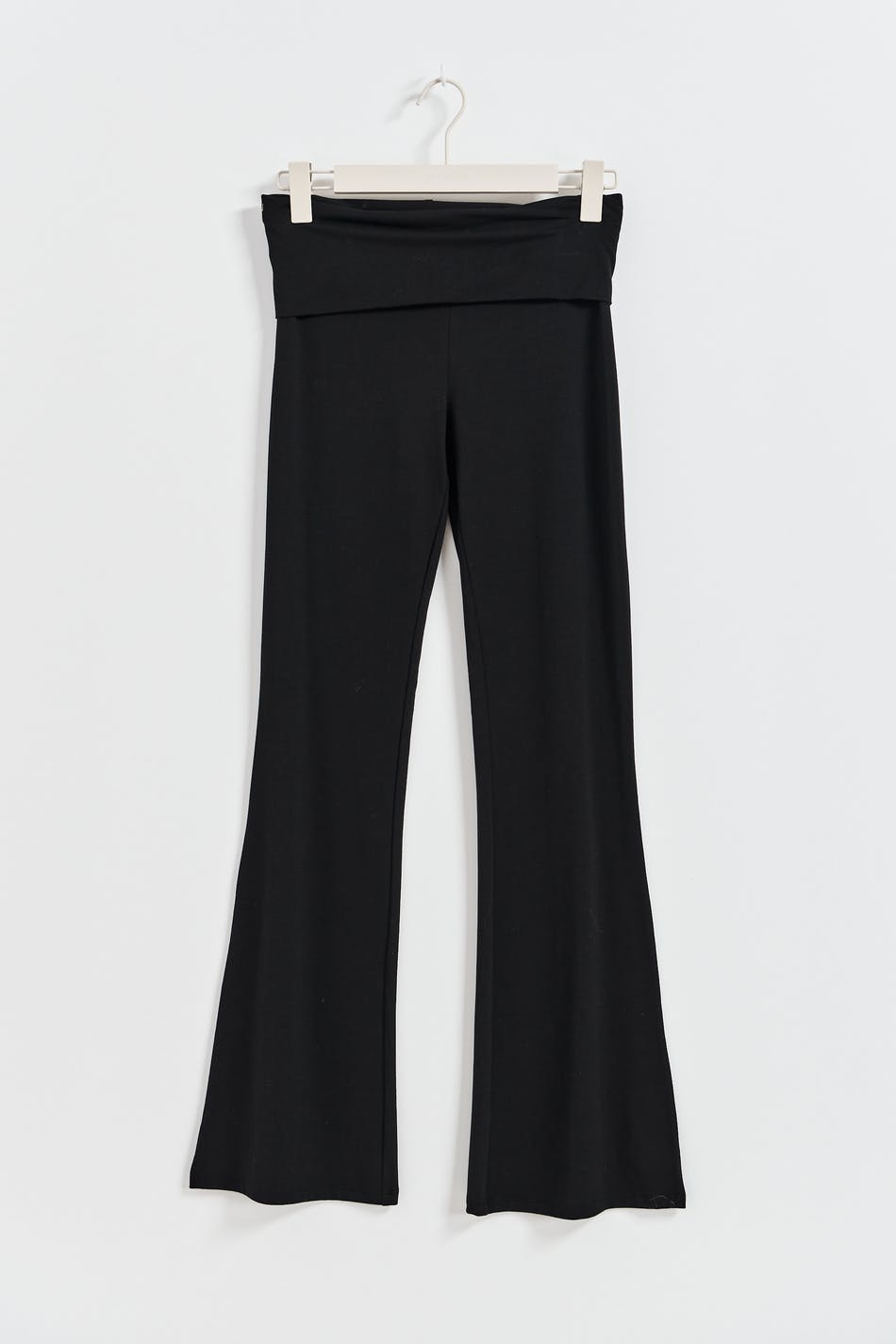 Läs mer om Gina Tricot - Soft touch petite folded flare trousers - yoga-pants - Black - XS - Female