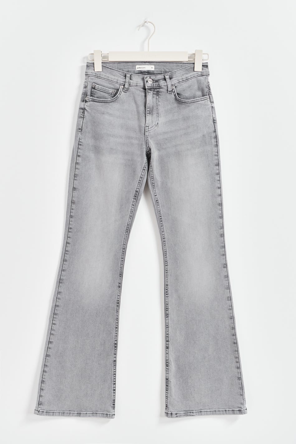 Läs mer om Gina Tricot - Low waist petite bootcut jeans - flare & wide jeans - Grey - 32 - Female