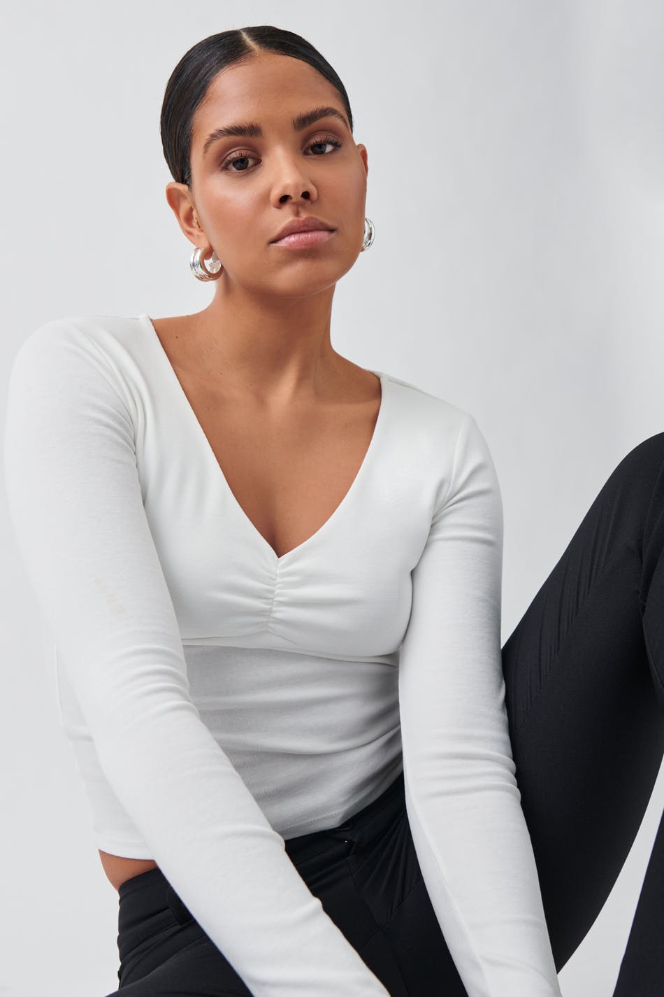Long sleeve v-neck top - White - Women - Gina Tricot