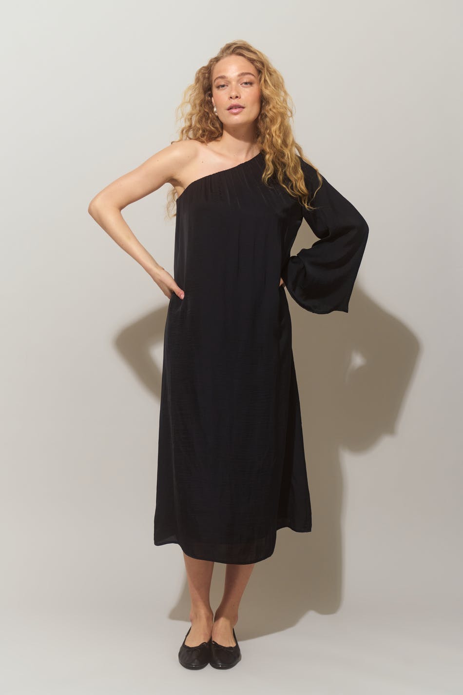  Gina Tricot- Fluid oneshoulder dress - satinkleider- Black - 40- Female