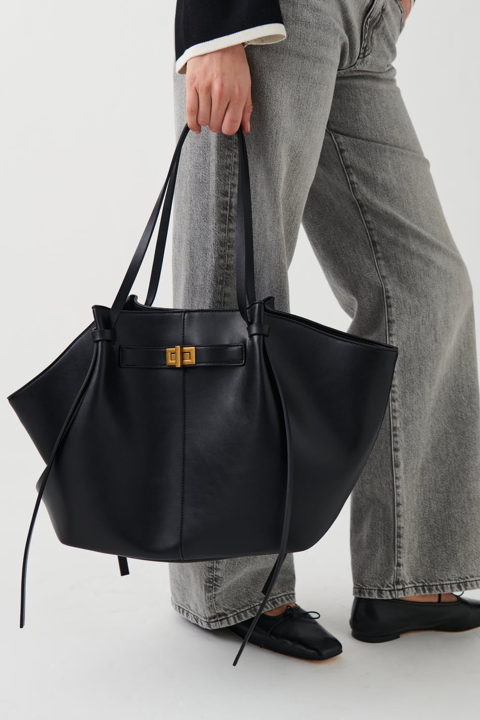 Läs mer om Gina Tricot - Long strap pu bag - handväskor - Black - ONESIZE - Female