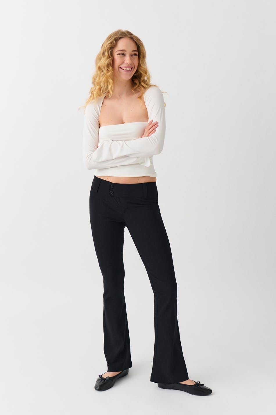 Gina Tricot - Low rise bootcut trousers - Utsvängda byxor - Black - 40 - Female